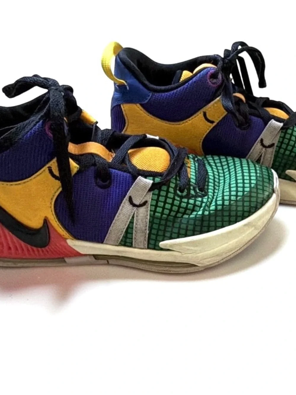 Nike LeBron Witness 7 GS Basketball Shoes Youth Size 5.5Y Multicolor Sneakers